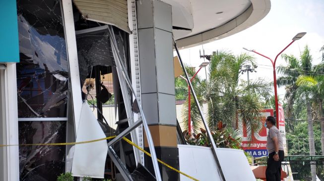 Polisi berjaga di lokasi ledakan salah satu restoran di Plaza Ramayana Medan, Sumatera Utara, Rabu (25/3). [ANTARA FOTO/Septianda Perdana]