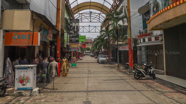 Suasana di kawasan perdagangan Pasar Baru yang sepi pengunjung, Jakarta, Rabu (25/3).  [Suara.com/Alfian Winanto]
