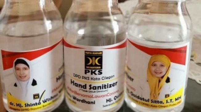 PKS Bagikan Hand Sanitizer Gratis untuk Warga Cilegon, Kok Ada Foto Kader?