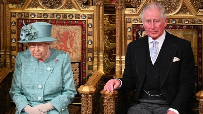 Pangeran Charles (kanan) dan ibunya, Ratu Elizabeth duduk di takhta dalam sebuah acara di Parlemen Inggris, London pada 19 Desember 2019 lalu. [AFP/Paul Edwards]