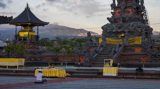 Seorang umat Hindu melakukan ritual persembahyangan sendiri di Pura Agung Jagatnatha Wana Kertha, Palu, Sulawesi Tengah, Selasa (24/3). [ANTARAFOTO/Basri Marzuki]