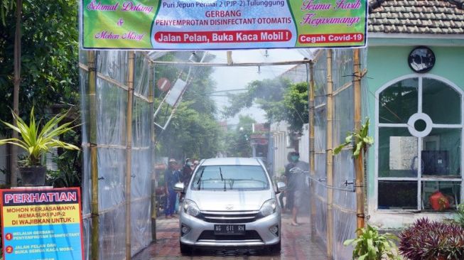 Warga Tulungagung Bangun Gerbang Sterilisasi Virus Corona di Puri Jepun. (Antara)