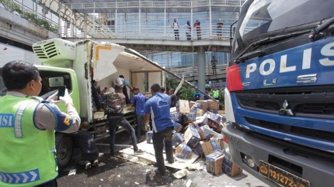 Kecelakaan Maut Truk Bawa Susu Tabrak 7 Kendaraan di Cianjur, 2 Tewas