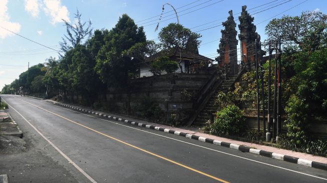 Suasana di jalan protokol saat pelaksanaan Hari Raya Nyepi Caka 1942 di Gianyar, Bali, Rabu (25/3). [ANTARA FOTO]