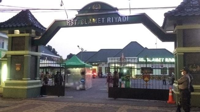 Ibunda Jokowi Meninggal, TNI-Polri Pakai Masker Jaga RST Slamet Riyadi Solo