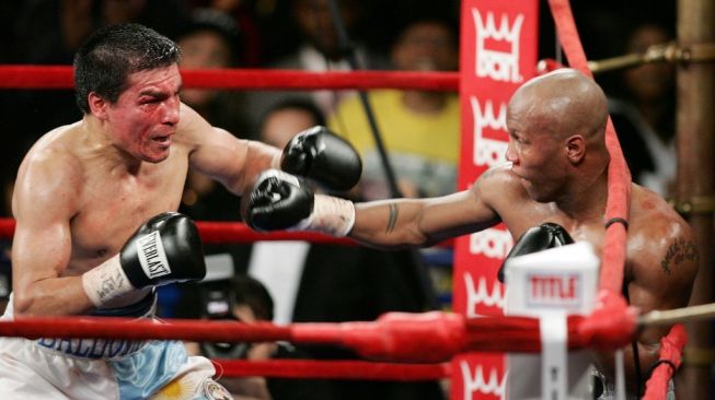 Petinju Argentina Carlos Baldomir (kiri) saat menghadapi juara dunia kelas welter WBC Zab Judah dalam kejuaraan tinju dunia di New York, AS, Sabtu (7/1/2006). [AFP/Don Emmert]