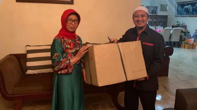 Ustaz Yusuf Mansur Nangis Tak Bisa Melayat Ibunda Presiden Jokowi