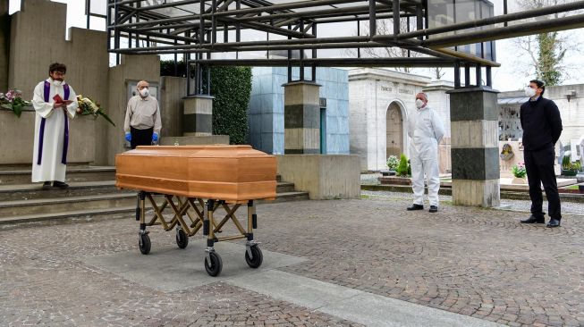 Suasana upacara pemakaman warga yang meninggal di pemakaman Grassobbio, Lombardia, Italia, Selasa (24/3).  [Piero CRUCIATTI / AFP]
