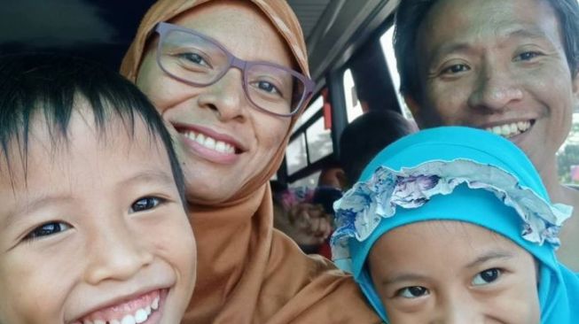 'Berlapang Dada'': Terpisah Sementara dengan Keluarga di Indonesia