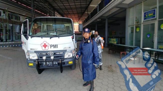 Cegah Penyebaran Covid-19, PMI Bondowoso Semprot Disinfektan di 10 Lokasi