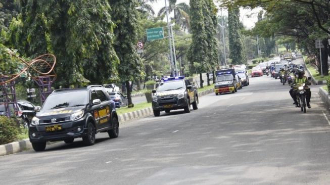 Personel Sabhara Polres Bogor patroli di sepanjang Jalan Tegar Beriman hingga Jalan Layang Cibinong, Kabupaten Bogor Jawa Barat, Rabu (25/3/2020) [ANTARA/HO-Humas Polres Bogor].