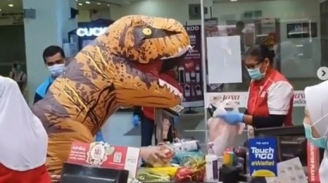 Pakai Kostum T-Rex, Pengendara Tesla Ini Bikin Heboh