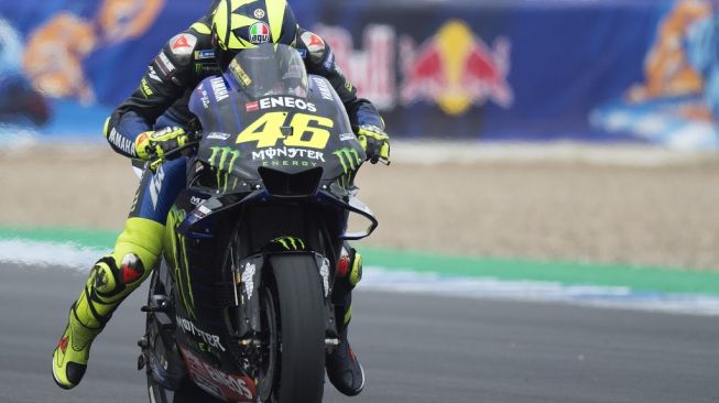 Pebalap Monster Energy Yamaha, Valentino Rossi, menjalani sesi tes latihan bebas ketiga MotoGP Spanyol di Sirkuit Jerez, Sabtu (4/5/2019). [AFP/Jorge Guerrero]