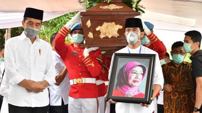 Presiden Joko Widodo bersama putranya Gibran Rakabuming Raka  di TPU Mundu, Kelurahan Selokaton, Kecamatan Gendangrejo, Kabupaten Karanganyar, Solo,  Kamis (26/3). [Foto/Agus suparto]