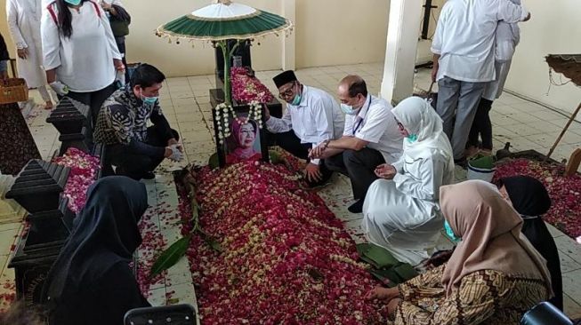 Mudik ke Solo, Jokowi Sempatkan Ziarah ke Makam Orang Tua