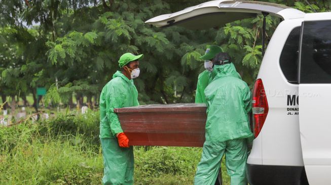 Sopir Ambulans Ini Selalu Dapat Jamu dari Istri Usai Antar Jenazah Covid-19