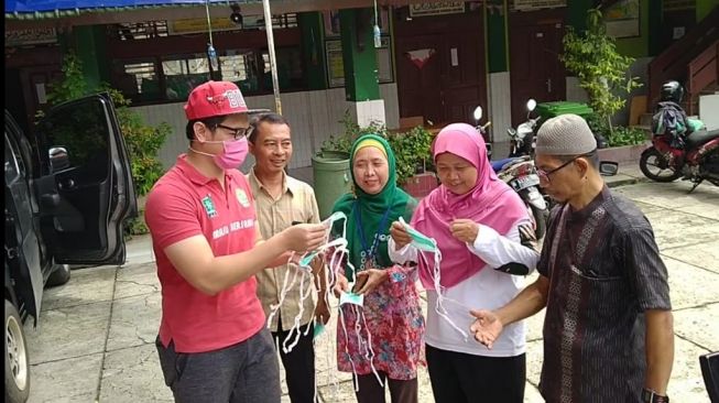 Tommy Kurniawan bagi-bagi masker dan hand sanitizer. [dokumentasi pribadi]