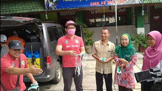 Tommy Kurniawan bagi-bagi masker dan hand sanitizer. [dokumentasi pribadi]