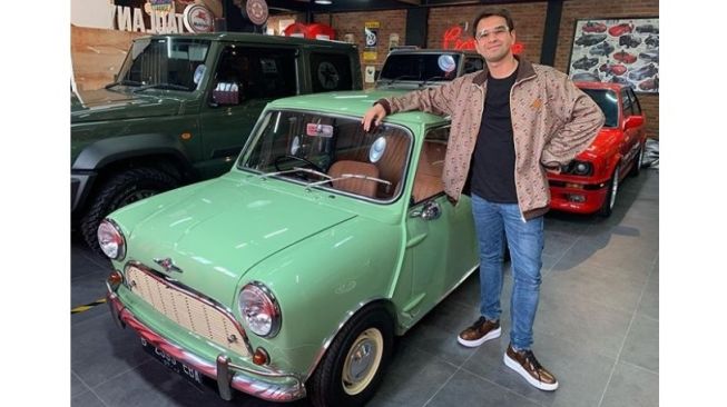 Raffi Ahmad bersama Mini Cooper lawas hasil pembelian dari Andre Taulany.[Instagram/@andreastaulany]