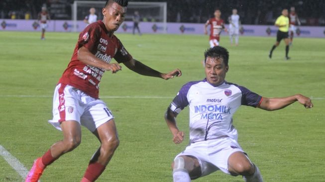 Liga 1 Terhenti, Hamka Hamza Tak Putus Komunikasi dengan Sesama Pemain