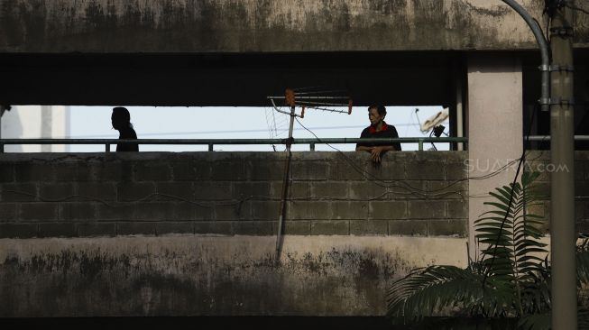 Warga beraktivitas di Rusunami Bendungan Hilir, Jakarta, Kamis (26/3). [Suara.com/Angga Budhiyanto]