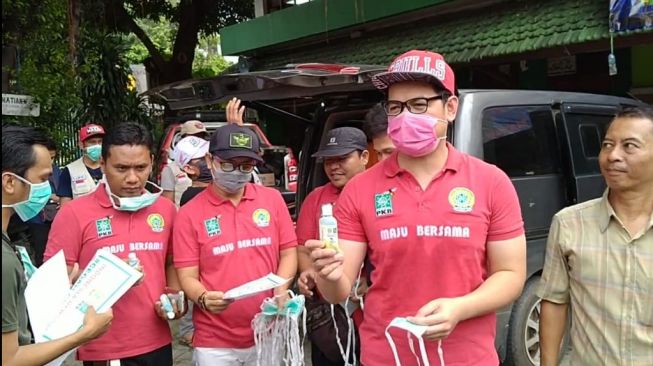 Bagi-bagi Masker di Jalan, Tommy Kurniawan Sempat Takut Tertular Corona