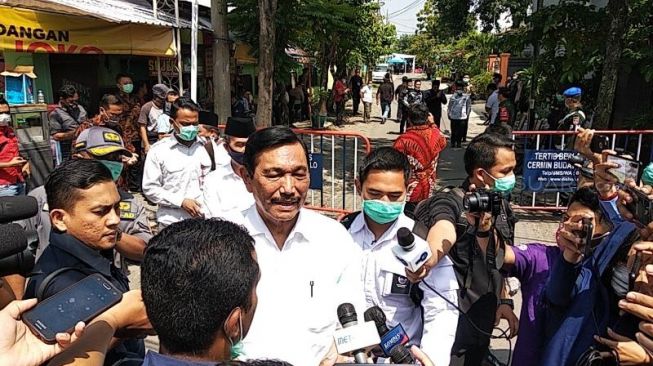 Menteri Koordinator Bidang Kemaritiman, Luhut Binsar Panjaitan memberi keterangan pada wartawan usai melayat ke rumah duka Sudjiatmi Notomihardjo di Kampung Sumber, Kecamatan Banjarsari, Solo, Jawa Tengah, Kamis (26/3/2020). [Suara.com / M Ilham Baktora]