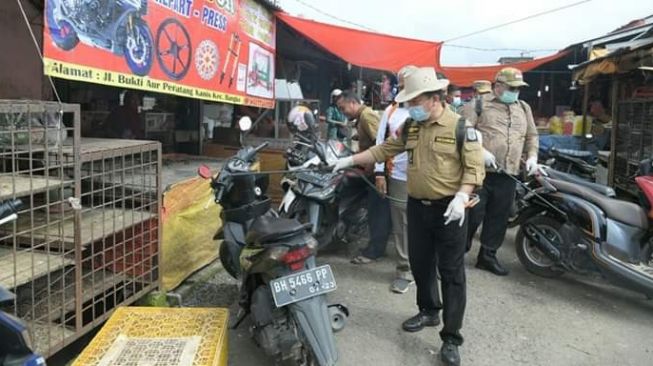 Cegah Corona, AI Haris Turun Langsung Semprot Disinfektan di Tempat Umum