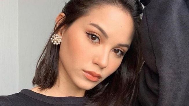 Contek Gaya Makeup Alyssa Daguise dengan Menggunakan Makeup Brand Lokal