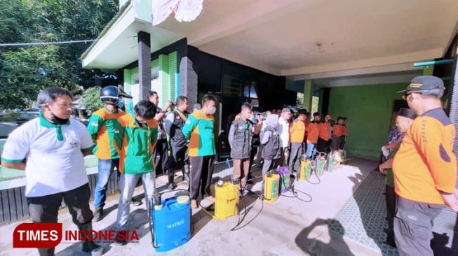 Relawan PCNU Pacitan Semprot Disinfektan ke Masjid dan Gereja