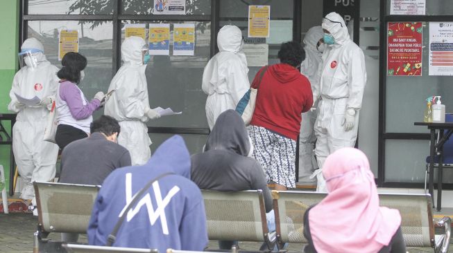 Sejumlah tenaga medis mempersiapkan pelaksanaan rapid test di Puskesmas Abadijaya, Depok, Jawa Barat, Jumat (27/3).  [ANTARA FOTO/Asprilla Dwi Adha]
