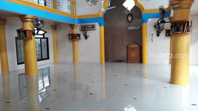 Masjid Al Awami di Kelurahan Abadijaya, Kecamatan Sukmajaya, Kota Depok, Jawa Barat, tidak melangsungkan ibada salat Jumat pada hari ini. (Suara.com/Novian)