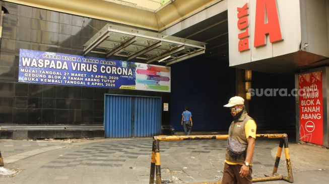 Suasana di Pasar Tanah Abang yang ditutup imbas dari penyebaran virus Corona, Jakarta Pusat, Jumat (27/3). Dalam rangka pencegahan dan menekan angka penularan virus Corona (COVID-19), Perumda Pasar Jaya menutup menutup sementara Blok A, B dan F Pasar Tanah Abang mulai 27 Maret hingga 5 April 2020. [Suara.com/Alfian Winanto]