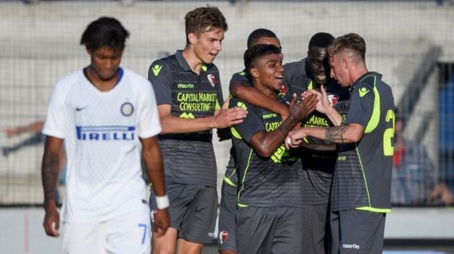 Para pemain FC Sion (berseragam abu-abu) saat melawan Inter Milan dua tahun lalu. (AFP/FABRICE COFFRINI)