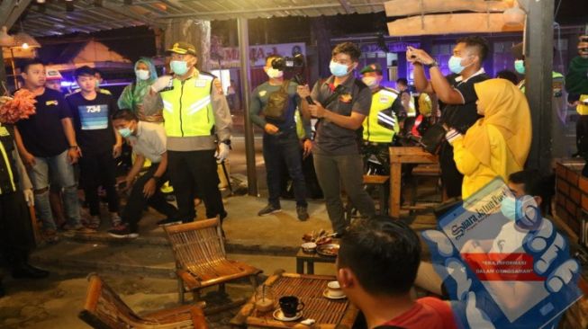 Polres Mojokerto Lakukan Upaya Represif Untuk Bubarkan Kerumunan Masyarakat