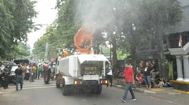 Ketua Umum PMI Jusuf Kalla (JK) melakukan penyemprotan cairan disinfektan di Kecamatan Johar Baru, Jakarta Pusat, dan Kelurahan Kalibata, Kecamatan Pancoran, Jakarta Selatan, Sabtu (28/3/2020). (Foto dok. PMI)