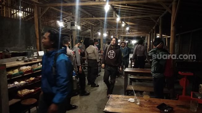 Kerumunan di sebuah kedai kopi Jalan Nologaten, Caturtunggal, Depok, Sleman, Jumat (27/3/2020) yang dibubarkan Petugas Polda DIY dan Polsek Depok Barat [Suara.com/Muhammad Ilham Baktora].