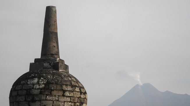 Gunung Merapi usai erupsi terlihat dari Candi Pralosan, Prambanan, Klaten, Jawa Tengah, Sabtu (28/3).   [ANTARA FOTO/Hendra Nurdiyansyah]