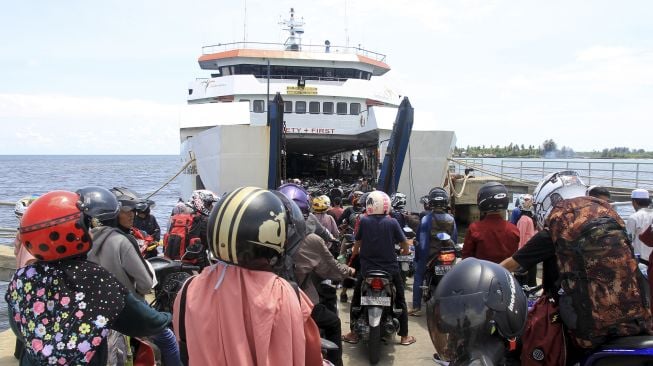 Sejumlah calon penumpang bersiap memasuki Kapal Motor Penyeberangan (KMP) Teluk Sinabang di Pelabuhan Penyeberangan Meulaboh-Sinabang Desa Gampong Teungoh, Samatiga, Aceh Barat, Aceh, Sabtu (28/3). [ANTARA FOTO/Syifa Yulinnas]