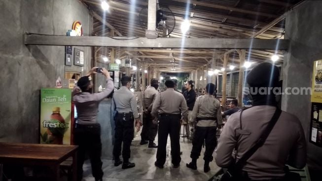 Gelar Operasi Kerumunan, Polisi Tertibkan Warung dan Kedai Kopi di Sleman