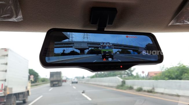 Fitur  smart e-mirror Suzuki XL7 2 yang merupakan spion tengah dengan fungsi untuk merekam kejadian pada tampak depan maupun belakang mobil secara langsung [Suara.com/Manuel Jeghesta Nainggolan].