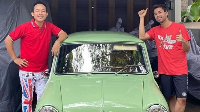 Raffi Ahmad bersama Denny Cagur dan mobil klasik. [Instagram]
