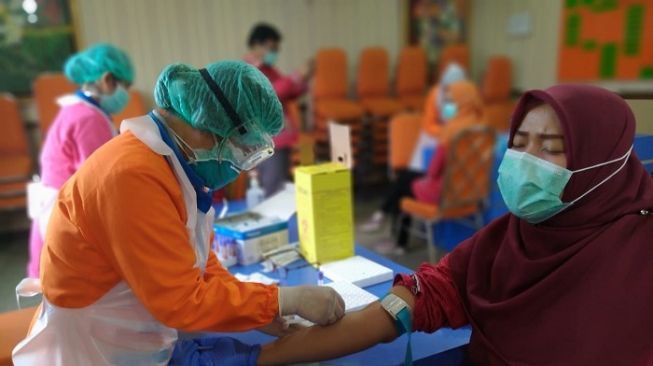 Petugas saat melakukan pemeriksaan rapid test terhadap warga di Jakarta. (Keterangan Foto: Dokumentasi Pemprov DKI Jakarta).