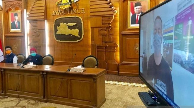 Gubernur Jawa Timur Khofifah Indar Parawansa dan Wakil Gubernur Emil Elestianto Dardak menyaksikan tayangan video testimoni pasien yang telah dinyatakan sembuh dari COVID-19 di Gedung Negara Grahadi, Jumat (27/3/2020) malam [ANTARA Jatim/Fiqih Arfani].