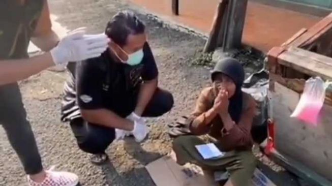 Sejumlah Pemuda Beri Bantuan Uang untuk Tunawisma di Tengah Wabah Corona