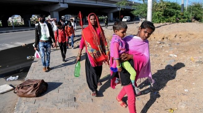 India Lockdown, Ribuan Buruh Jalan Kaki Pulang Kampung