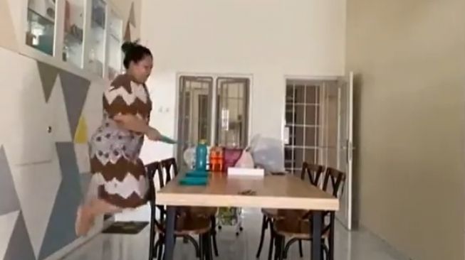 Kocaknya Ikuti Challenge Lompat Terbang, TikTok Emak Ini Viral