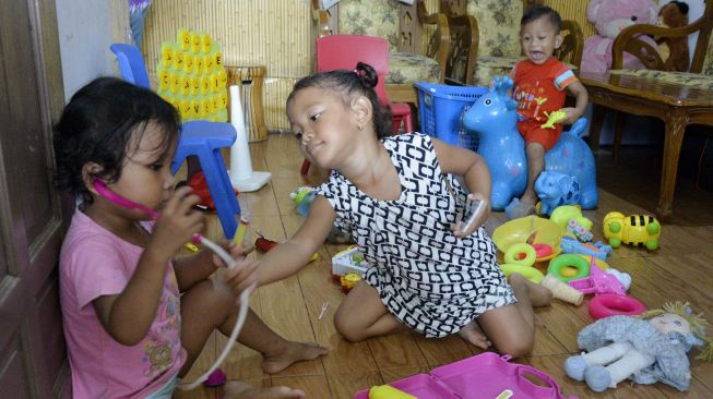 Anak-anak bermain di dalam rumah di Kompleks Perumahan Mawang, Kabupaten Gowa, Sulawesi Selatan, Minggu (29/3). [ANTARA FOTO/Abriawan Abhe]