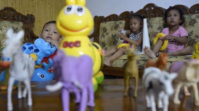 Anak-anak bermain di dalam rumah di Kompleks Perumahan Mawang, Kabupaten Gowa, Sulawesi Selatan, Minggu (29/3). [ANTARA FOTO/Abriawan Abhe]