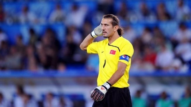 Rustu Recber saat memperkuat timnas Turki menghadapi Jerman di semifinal Piala Eropa 2008. PIERRE-PHILIPPE MARCOU / AFP